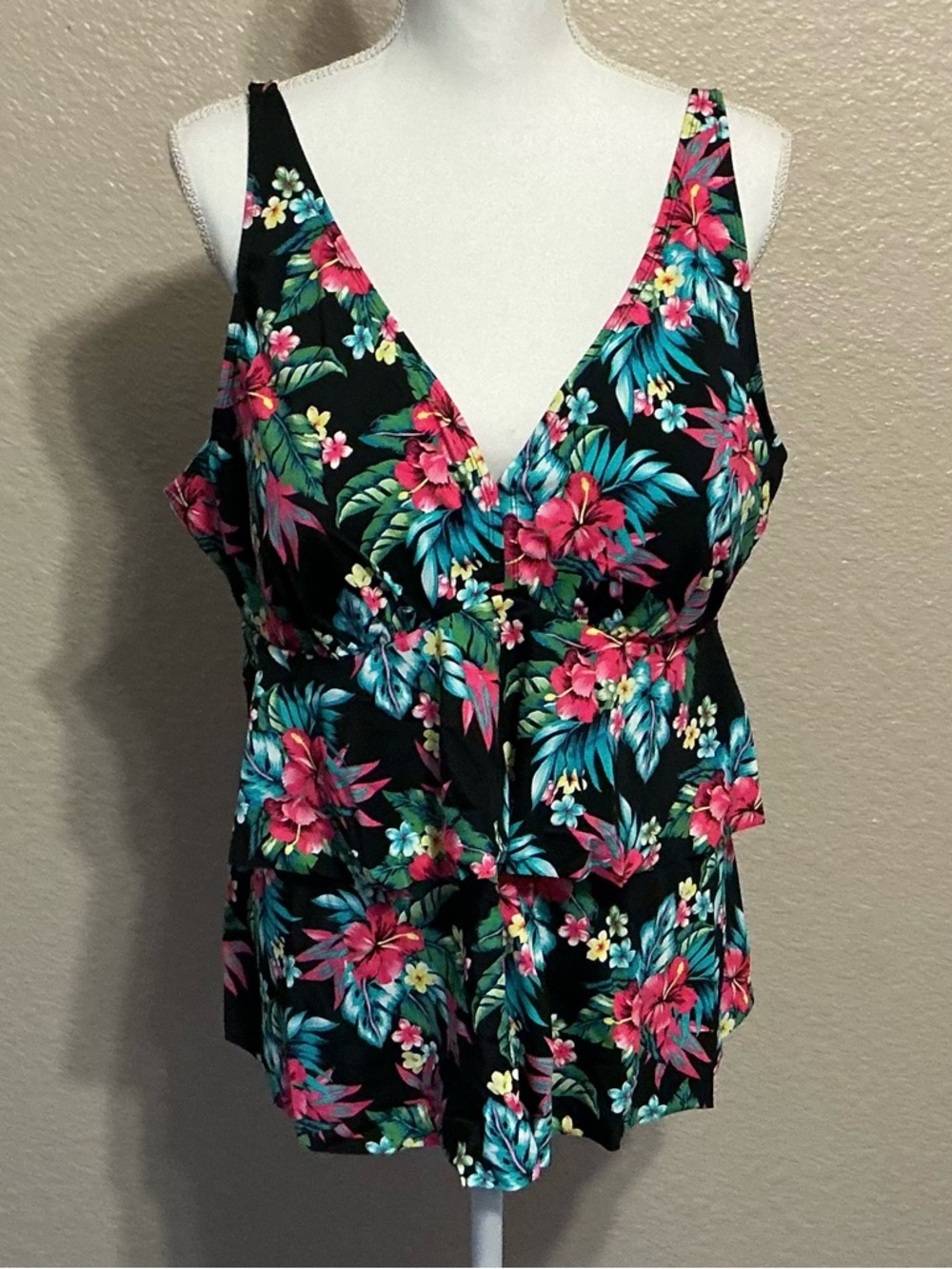 Anthony Richards Black Tropical Floral Tiered V-Neck Tankini.  NWOT